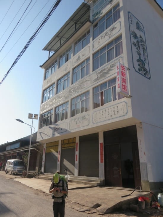 Dans chaque village, un hôtel comme celui là, vestige du communisme maoïste, anciennement réservé aux menbres du parti.