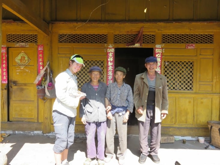 Ils vivent dans une pièce sans vitres, un vieux canapé et une télé. A 72 ans, ils continuent à retourner la terre, et à part quelques médicaments, aucune trace de richesse. Merci pour les 2 kilos de noix!