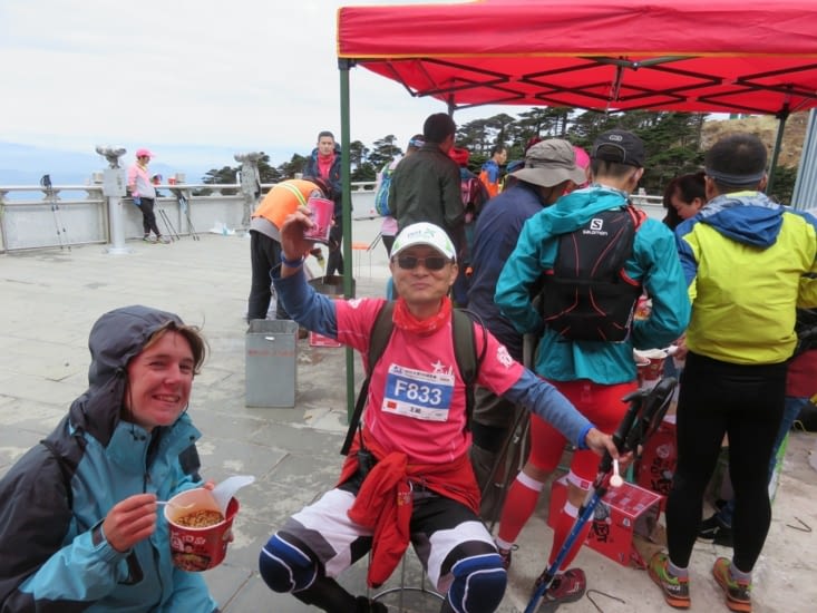 Un copain rencontré pendant la montée. C'est lui qui nous a enmené au ravitaillement, et grâce à lui qu'on a mangé  chaud et à l'oeil.