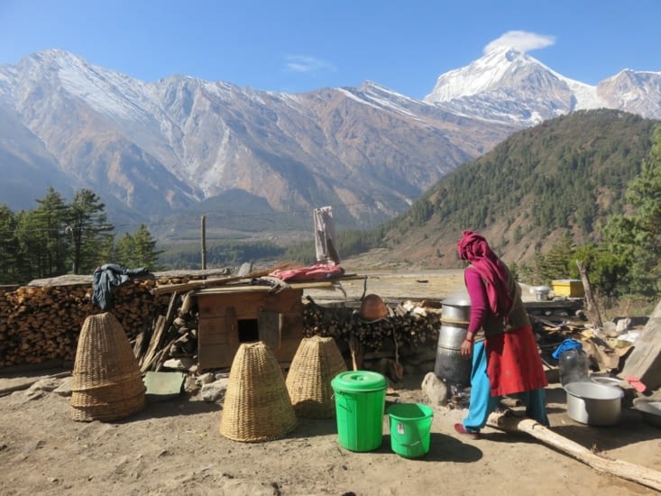 La cour de la maison familiale de Ram. Sa mère fabrique du vin de riz et mais.