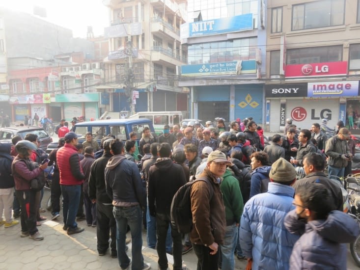 Embargo indien sur le pétrole. L'essence est distribué par numéro de plaque d'immatriculation, des attroupements se forment.