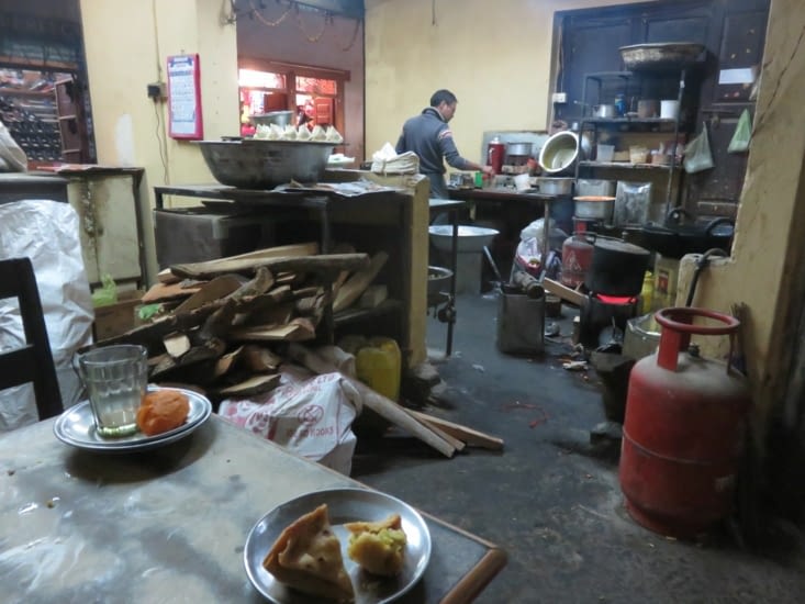 Restaurant à Samosa. Cuisine au feu de bois oblige par manque de pétrole,  et aussi de gaz.