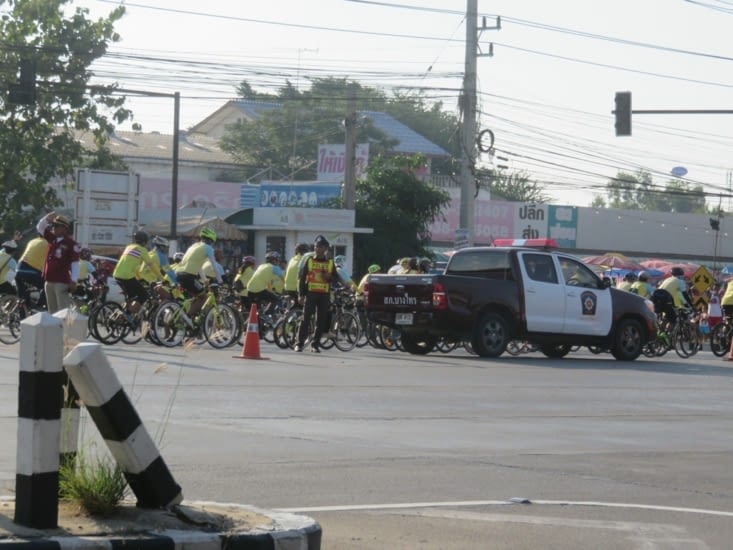 Bloqués 1h par une manifestation en vélo 'bike for dad', en l'honneur de leur roi adoré.