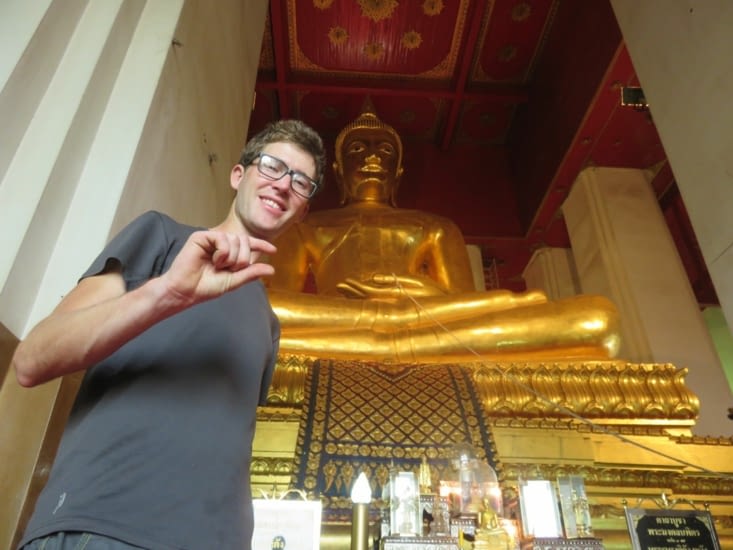 Déjà mieux plaqué or. A Bangkok,  il existe une statue de bouddha en or massif, de 5,5t, mais c'est pas celui là.