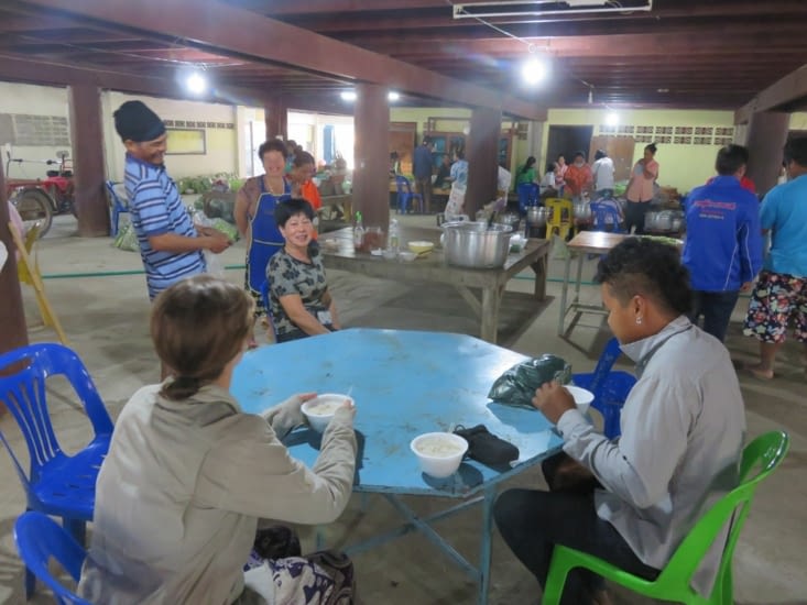 9 jours de fête au village. Pour la nouvelle année,pour une nouvelle statue de bouddha, pour le roi. 9 jours de repas offerts, même à nous.