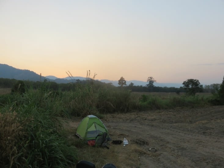 Camping sauvage. On a une couette maintenant.