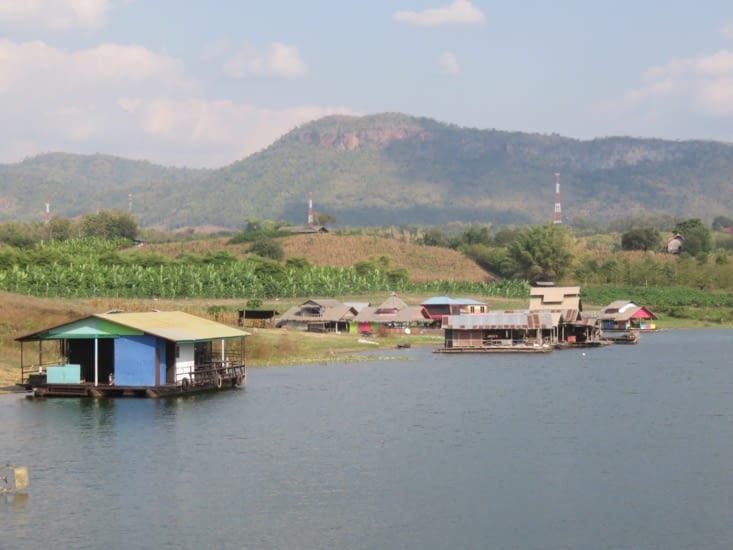Des maisons flottantes! Photo prise depuis notre coin dodo sauvage.
