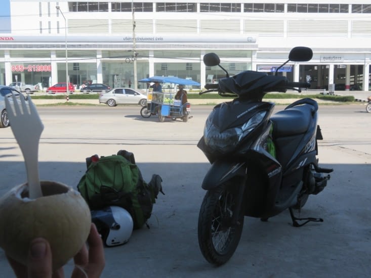 Panne électrique récurrente. Mais cette fois, ananas et cocos sont venus à nous pendant la réparation. Impec