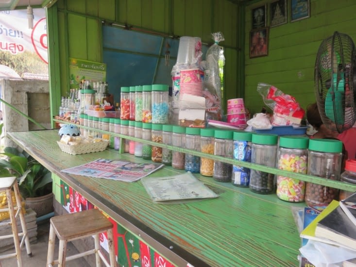 Partie intégrante du paysage thaïlandais: les stands de boissons. On est adepte du chocolat glacé.