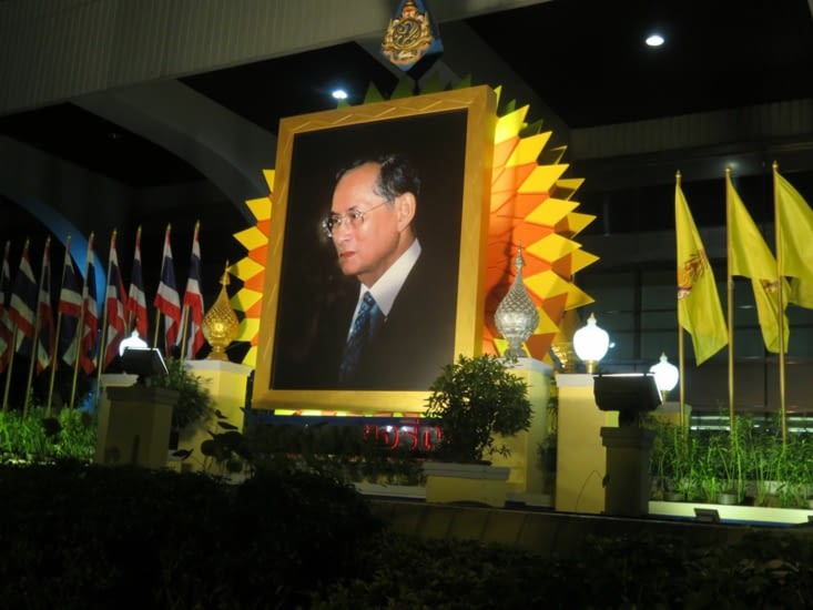 Rama IX, le roi adoré, représenté partout en grand.