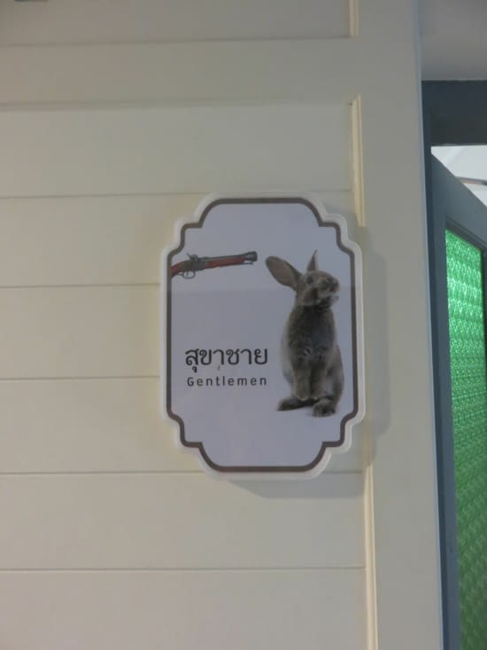 Voilà comment sont vus les hommes en Thaïlande, dixit les toilettes.