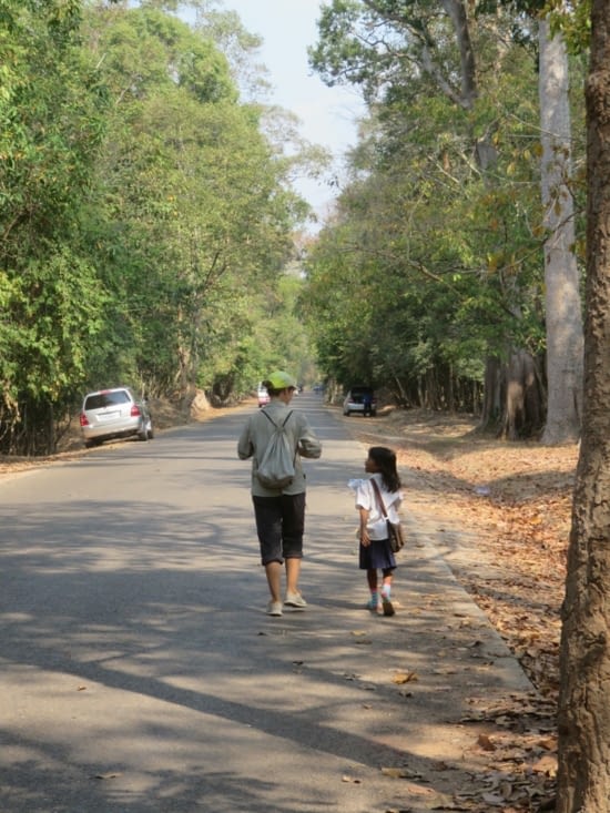 Angkor, et ces enfants vendeurs de carte postale. Elle a suivi Laure sur 500m.