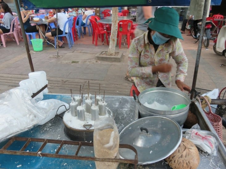 Autre essai culinaire: une espèce de farine blanche cuit à la vapeur, légèrement sucré. Mouais. C'est toujours à ce genre d'étalage qu'on mange, jamais en resto.