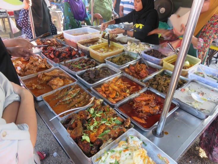 Ca, c'est un buffet malaisien. On trouve aussi des restos chinois, des restos indiens et, de ci de la, de la nourriture occidentale.