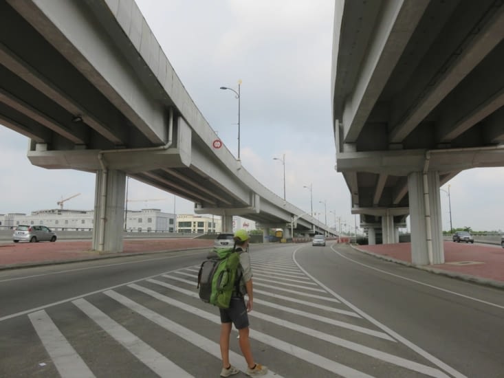 La Malaisie n'est clairement pas un pays pour les pietons. Combien de fois on a marche dans les caniveaux de voies rapides.
