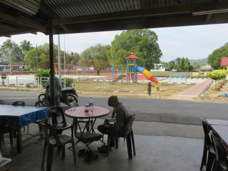 La place centrale du petit village de Dabong. Vers 18h, tout le village vient boire un the avec un Roti canai (pancake dans la cuisine malaisienne), jouer au foot, lire son journal.