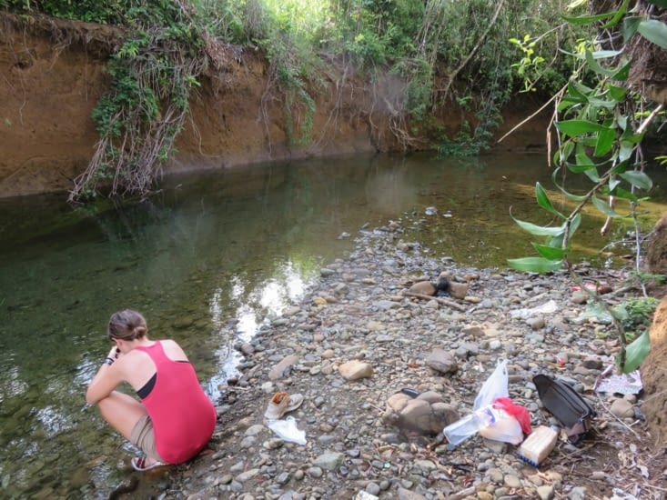 Un coin a l'ombre, eau assez profonde pour nager, et personne autour. Un petit coin tranquille, très rare en asie.