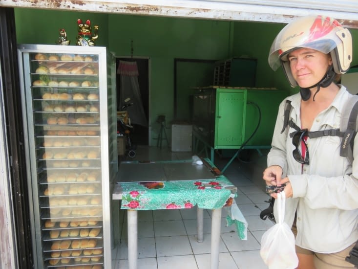 'Pan de sal' tout chauds, 2 pesos la bete (52 pesos/1€). Un petit dej conseillé: 5 pan de sal, un café, un fruit, et si possible du porridge de riz.