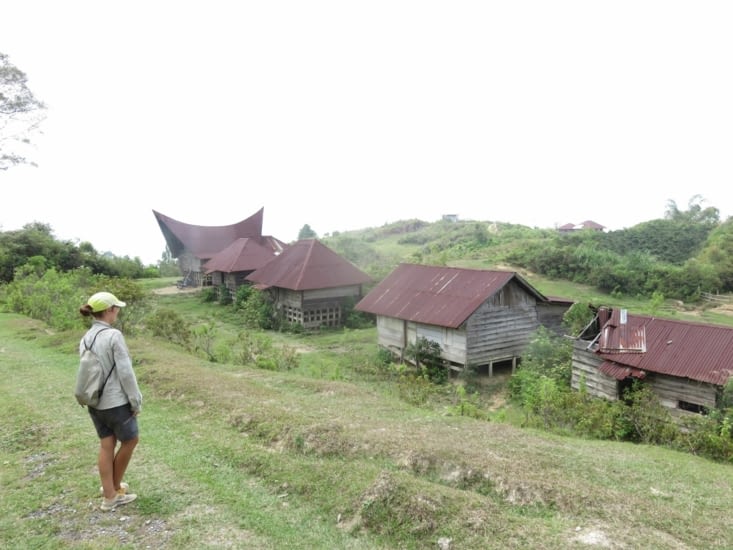 Une ferme perdue sur la montagne. Au fond, c'est une construction de forme typiqument Batak, ethnie de la region. Cette ferme n'est pas abandonnee.