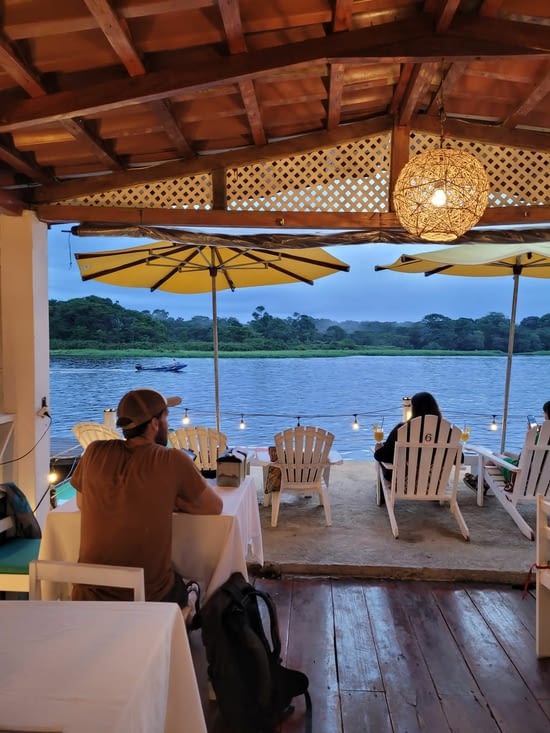On prend un café et un cake de Zanahoria avec vue sur le fleuve