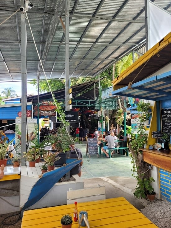 Ambiance « Food Court » à 5mn à pied de la plage.