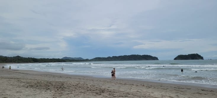 La plage est très spacieuse, large, elle change de celles de la côte caraïbe