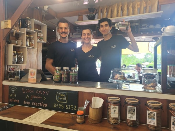 L’équipe du best coffee à Uvita ! Le TAGUA Café vivo