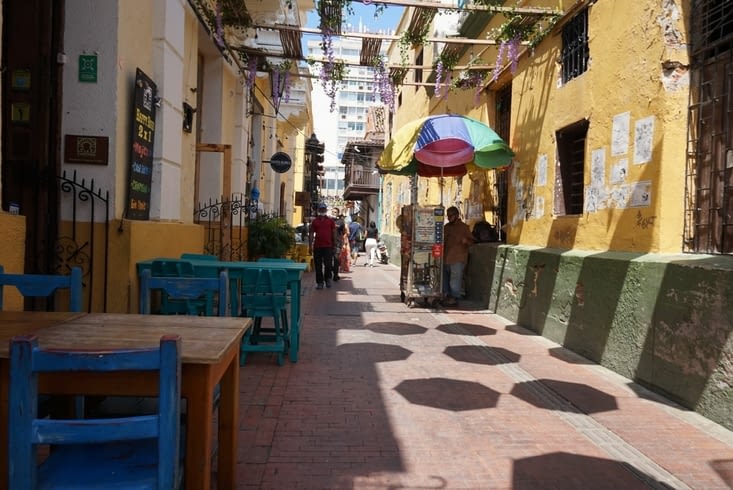 Les petites rues piétonnes de Santa Marta avec ses terrasses