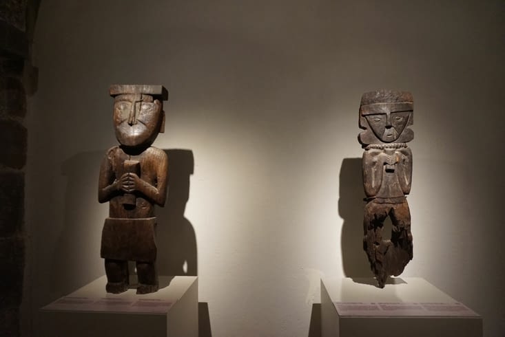 Statuettes en bois pré incas