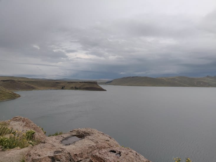 Très beau panorama sur le lac bordant le site