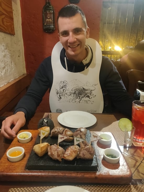 Super resto à Arequipa : 4 viandes servies sur des pierres volcaniques