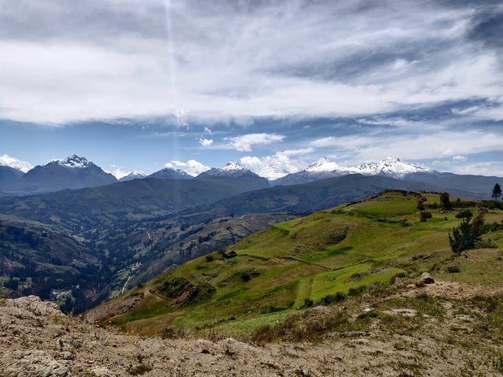 Magnifique panorama sur les sommets enneigés de la Cordillera Blanca