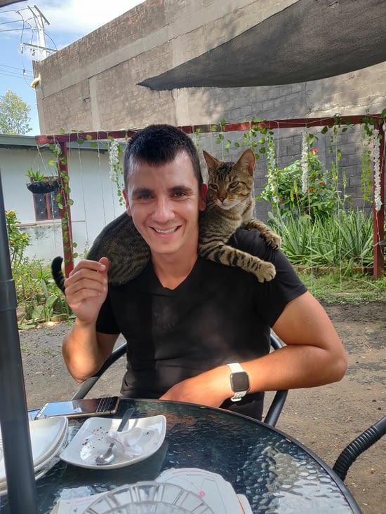 Il a sûrement rencontré plus de chiens et chats que de personnes !