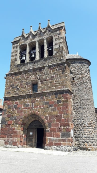 Majestueuse église en pierres volcaniques à Saint Christophe Dolaizon