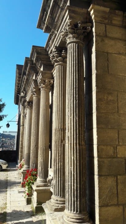 Murs et colonnes  qui jalonnent la ville
