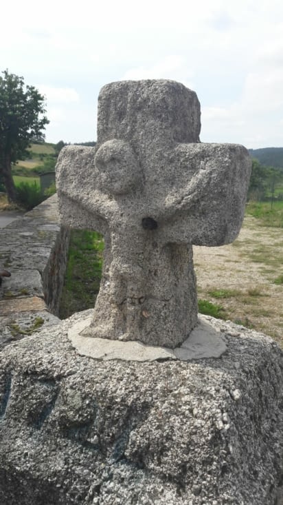 La croix du jour à la sortie du village