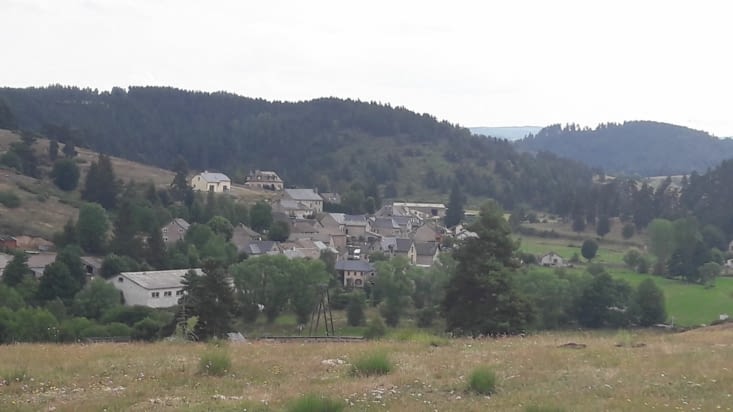 Nous passons puis quittons le petit village des Estrets