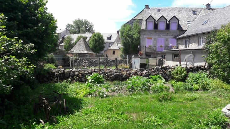 Et jolies maisons en toits d'ardoises coupées a la main