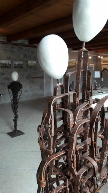 Oeuvres réalisés a partir de vieux outils recuperés dans des fermes