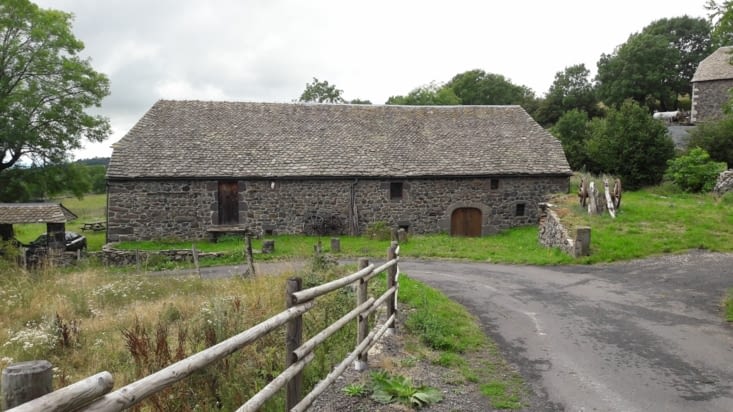 Belle ferme "dans son jus" en pierres de granit et toit en ardoise