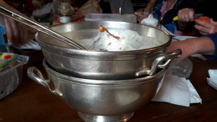 Soupe servie dans les soupières des familles en argent massif!