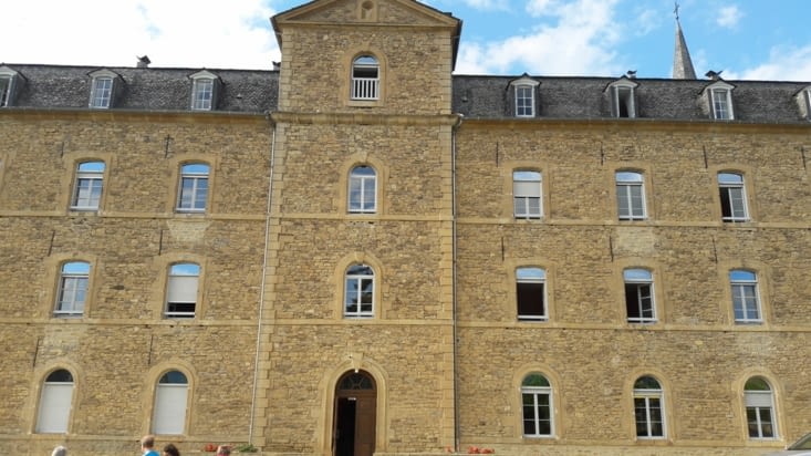 L'extérieur de l'imposante batisse