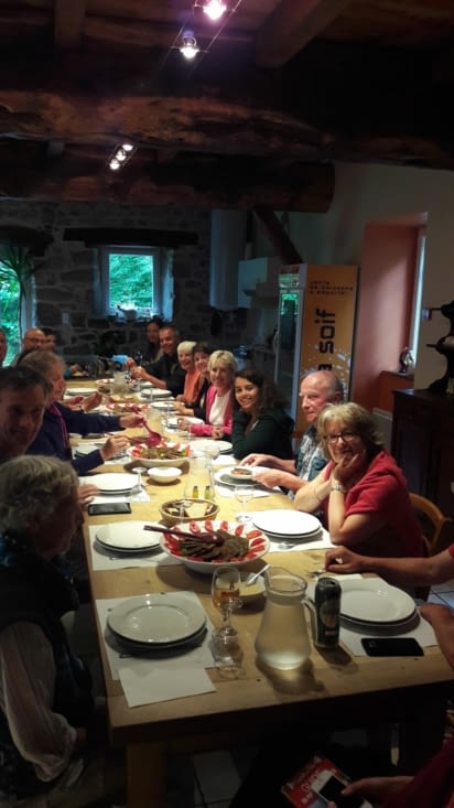 Belle tablée pour la dernière soirée en groupe...