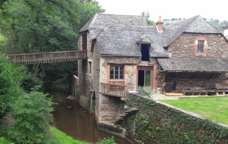 Passage devant une ancienne scierie