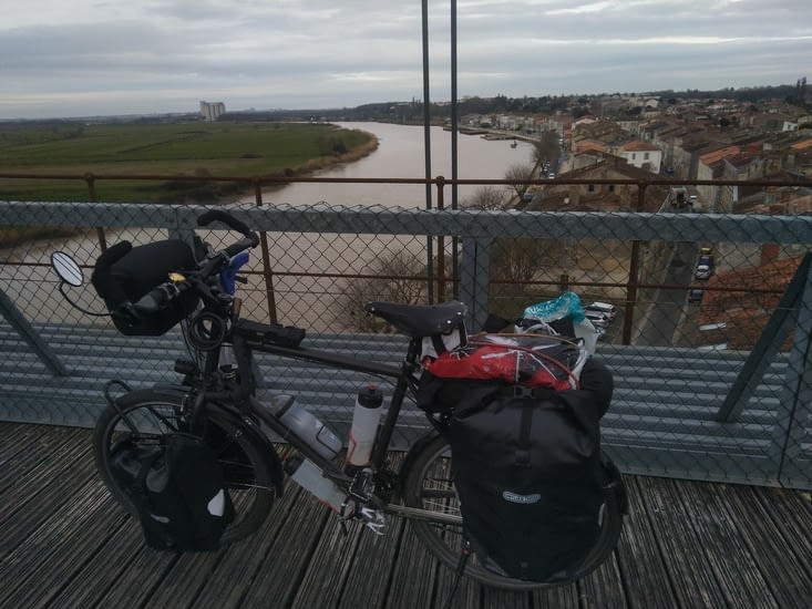 El bici au dessus de la Charente sur un pont réservé aux vélos 🚴😀