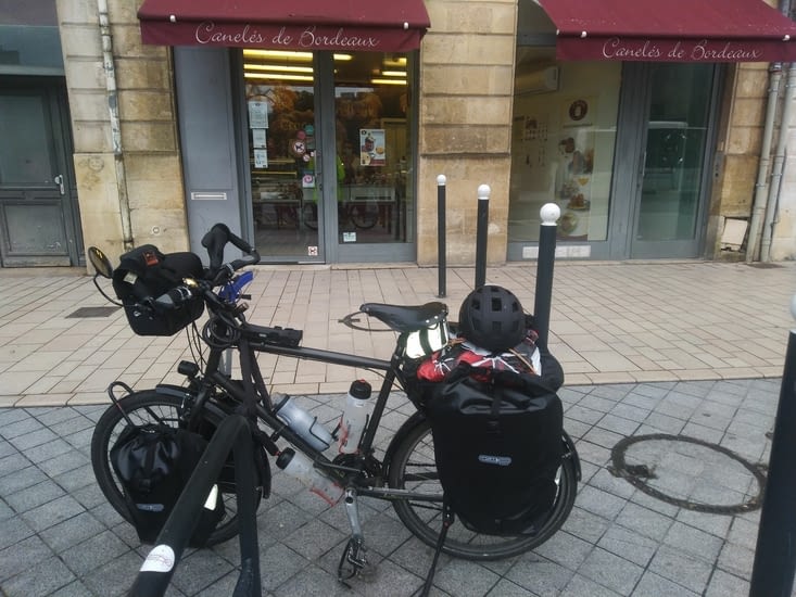 El bici devant la boutique des cannelés à Bordeaux