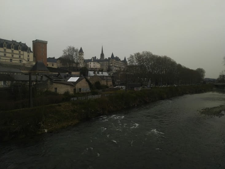 Le château de Henri IV surplombant le Gave de Pau