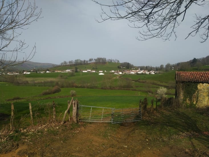 Petit village basque caractéristique