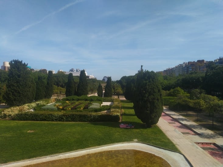 Le parc qui traverse la ville sur sa longuet