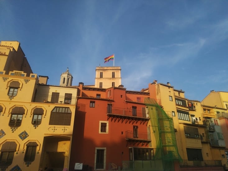 En haut trône fièrement le drapeau catal...LGBT !